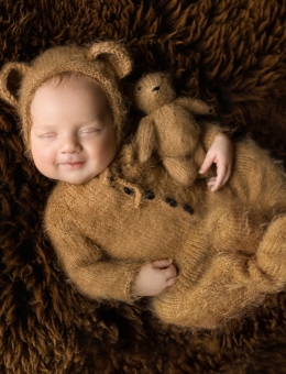 El mono y gorro con orejas de oso para bebe reborn