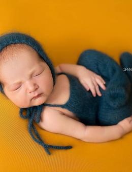 Mono y gorro para la sesión de fotos de bebés
