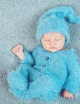 Mono y gorro puntiagudo para la sesión de fotos de bebés