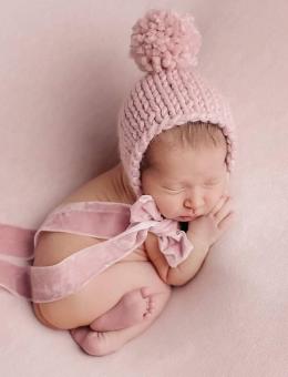 Gorro con pompón y pantalones para la sesión de fotos de recién nacidos