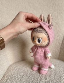 Ropa para Labubu: Por qué tu coleccionable necesita un armario hecho a mano